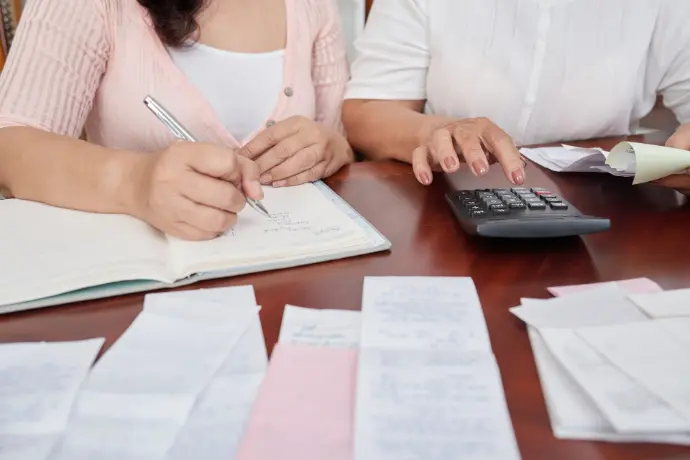 Papeles y documentos tributarios listos para firma