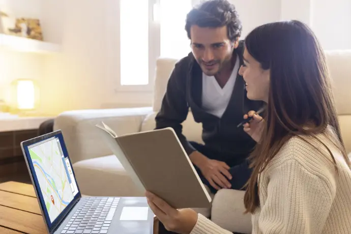 Contadora de R Y V Group EAS brindando atención personalizada